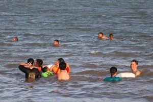 2 cháu nhỏ được cứu sống nói 'còn bố cháu dưới sông'