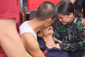 Người thân lên xã chờ tin 9 ngư dân mất tích trên biển