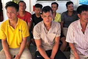 7 ngư dân được cứu sống trên biển về đến đất liền 