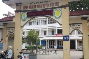 Bé sơ sinh tử vong: Đình chỉ một bác sĩ, công an lấy lời khai