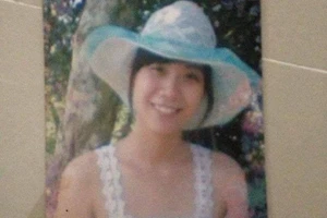 Cha khóc cạn nước mắt vì con gái thất lạc ở nước ngoài 8 năm