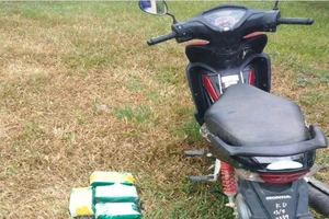 Người đàn ông vứt 5kg ma túy đá và xe máy khi thấy biên phòng
