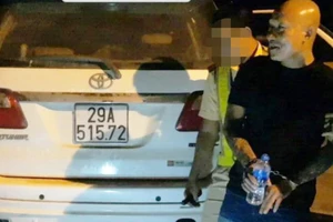 Bắt 2 kẻ chở 2 bánh heroin và ma túy đá ra Hà Nội