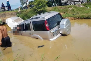Ô tô 7 chỗ lật ngửa dưới nước, 5 người thương vong