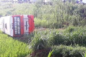 Xe buýt lật dưới ruộng, 2 người tử vong, 8 người bị thương 