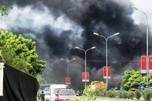 Quốc lộ 1A ách tắc do khói từ đám cháy lớn ở nhà dân