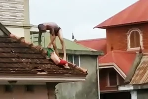 Kết cục của người cha hành hạ con trên mái nhà