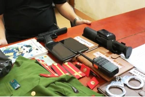 ​ Mua còng số 8 và quần áo cảnh sát để lừa tiền tỉ của phụ nữ