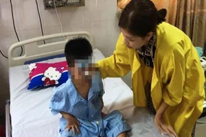 Ở nhà một mình, bé năm tuổi rơi xuống giếng sâu 8 m