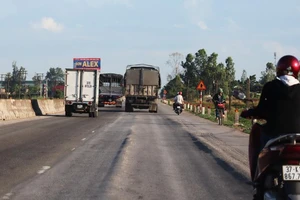 Nguy hiểm khi quốc lộ 1A ngàn tỉ hằn lún vệt 'luống khoai'