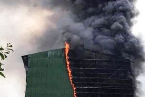 Cháy dữ dội lò luyện thiếc, công nhân tháo chạy thoát nạn