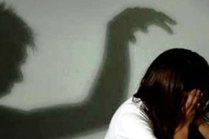 Người làm thuê hiếp dâm con gái chủ nhà