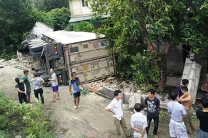 Container cày vào hộ lan, lật trong vườn nhà dân