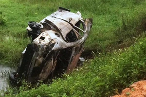 Ô tô lật cháy trơ khung sắt nhưng không có người trong xe