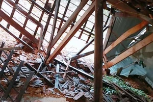 Mưa lớn gây lở đất làm sập nhà, tốc mái trường học