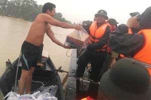 Chùm ảnh: Khốn khổ chờ nước lũ rút để dọn bùn ở Hà Tĩnh