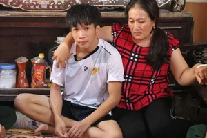 Ngư dân 16 tuổi và 3 người bị chìm tàu về đến quê nhà