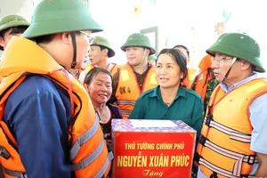 Phó thủ tướng đi thuyền vào vùng rốn lũ động viên người dân