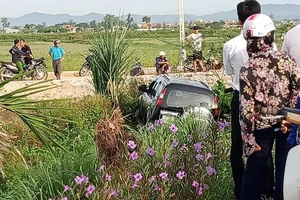 Xe 7 chỗ lao xuống mương, tài xế chết với vết thương ở lưỡi