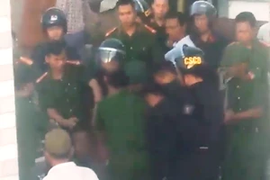 Xe chữa cháy phun nước để cảnh sát khống chế người ôm bình gas