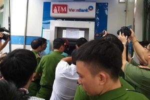 Ba người Trung Quốc bị khởi tố vì trộm mật khẩu ATM rút tiền 