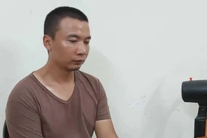 Ba người Trung Quốc làm giả thẻ ATM để rút trộm tiền