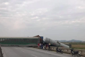 Tàu hỏa văng nhiều toa, đường sắt và quốc lộ 1A tê liệt