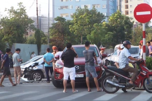 Xe Lexus gây tai nạn liên hoàn làm giao thông ách tắc