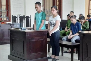 Vợ chồng bán trẻ em sang Trung Quốc thi nhau khóc tại tòa