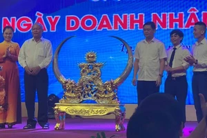 Xôn xao vụ cặp sừng bò đấu giá 99 triệu làm từ thiện ở Nghệ An