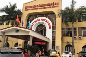 Bé gái 3 tuổi sốc phản vệ tử vong trên đường hay ở bệnh viện?