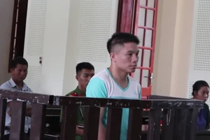 Chồng bị tuyên tử hình vì ham 5.000 USD, vợ ngất xỉu