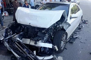 Ô tô Mercedes nát bét đầu sau va chạm với xe buýt 