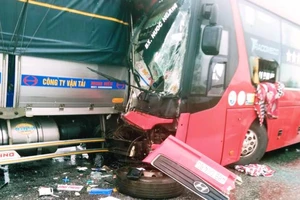 Ô tô khách đấu đầu xe tải, một người chết, 15 người bị thương