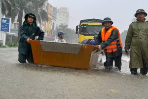 Mưa trắng trời, đường ở TP Vinh ngập như sông