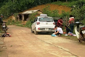 Sản phụ trải nylon sinh con bên vệ đường