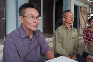 Cán bộ địa phương đến nhà xác minh thông tin người dân đi Anh