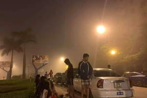 Cứu cháy chung cư, 1 cảnh sát phải cấp cứu