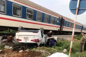 Tàu hỏa đâm xe hơi, một phụ nữ tử vong