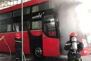 Xe giường nằm đậu trong gara bốc cháy dữ dội