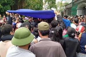 Rất đông người ra quốc lộ 1A đón 13 thi hài tử vong ở Anh