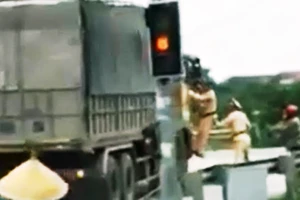 Vụ 2 CSGT bám cửa xe tải: Tài xế khai là không biết hiệu lệnh