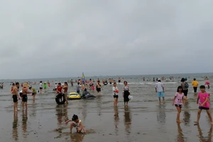 Phát hiện người đàn ông nằm chết trên bãi biển Cửa Lò