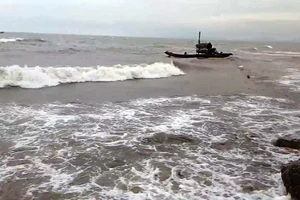 Con trai 15 tuổi bị tử vong, cha đang mất tích trên biển