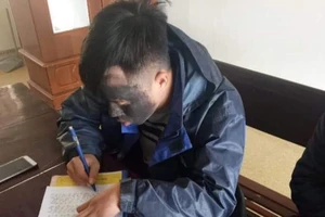 Phạt tiền thanh niên 'bôi mặt đen ăn xin' để câu like