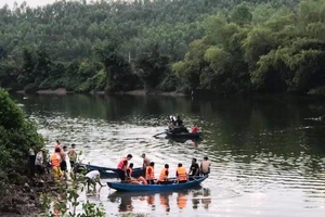 Thuyền chở 7 người bị lật, 2 cha con đang mất tích