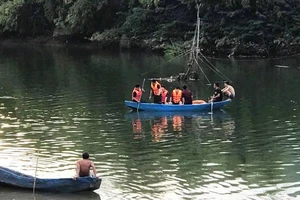 Tìm được thi thể cha và con gái vụ lật thuyền chở 7 người