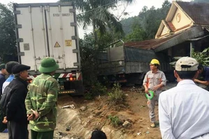 Xe container tông vào tận giường ngủ nhà dân