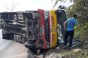 Lật xe buýt, hành khách đập kính chui ra ngoài