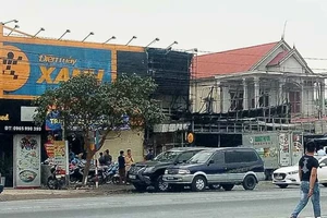 Cháy lớn ở siêu thị, lửa lan sang cửa hàng Thế Giới Di Động